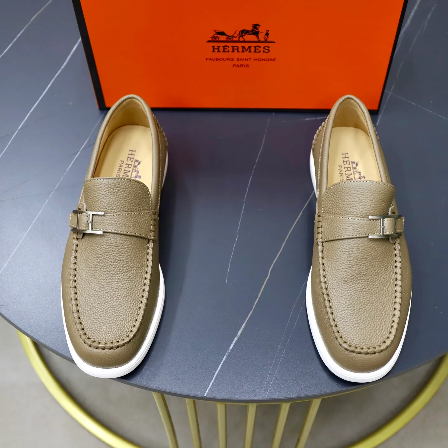 Ex-factory price: 560💰Hermès/Hermès slip-on men's shoes. This shoe is made of imported pebbled cowhide. It has simple and smooth lines and is combined with aerodynamically designed 3CM rubber foam ultra-light soles! Youthful and fashionable, classic H-shaped hardware buckle decoration, calf lining gently wraps the feet, with logo cowhide feet, casual and urban style, highlighting youthful vitality, sports and leisure version, super versatile, code number: 38-39-40-41-42-43-44 standard leather shoe size (45 can be customized but does not support returns)